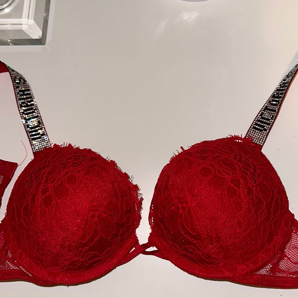 Victorias Secret Bombshell lace bra in red: Size 32A